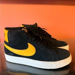 Nike Mid-Top Sneakers - Black & Yellow Swoosh